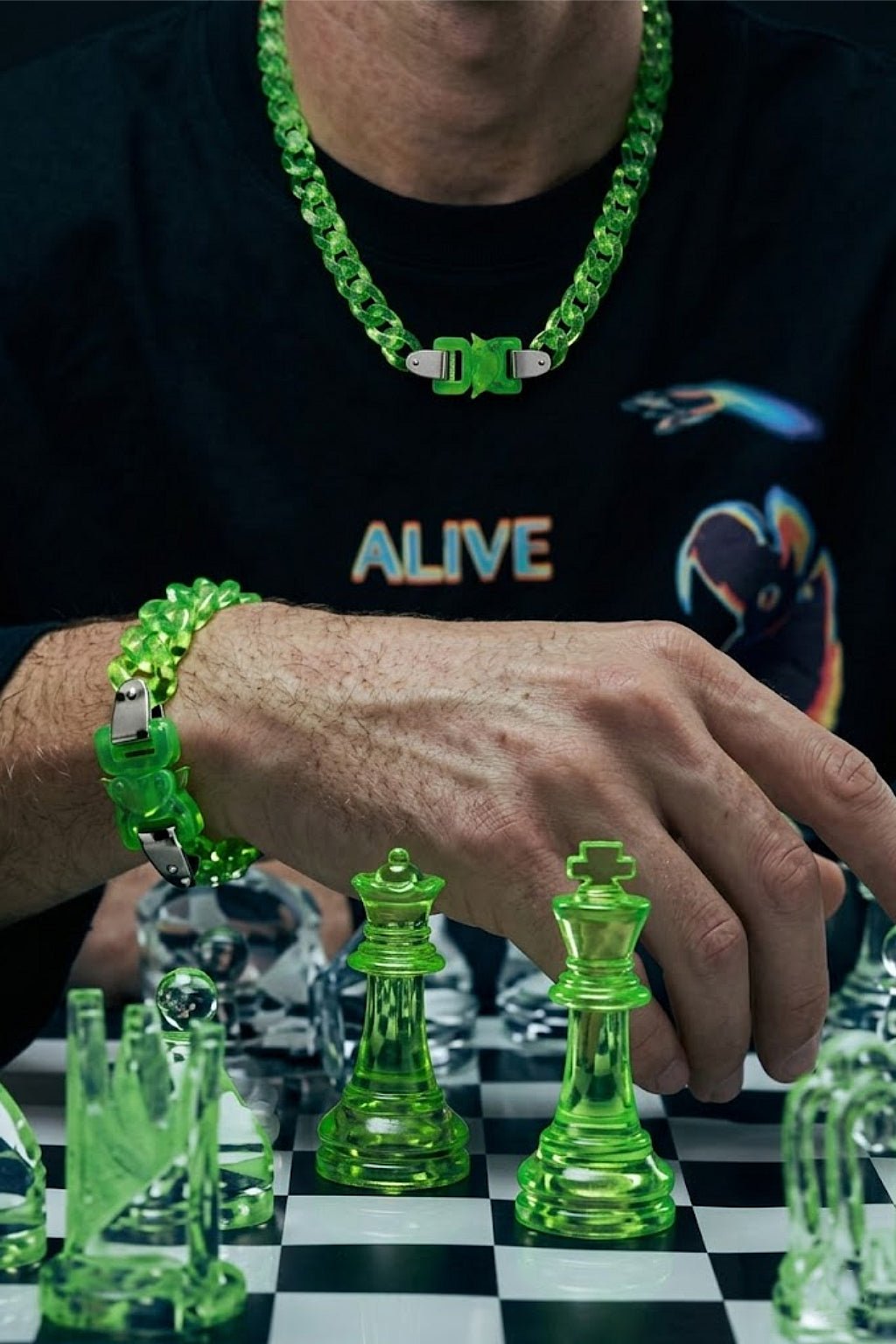 Fluorescent Cuban chain